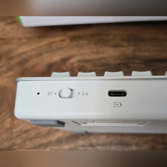 Razer Pro Type Wireless Mechanical Keyboard - Picture 4 of 9